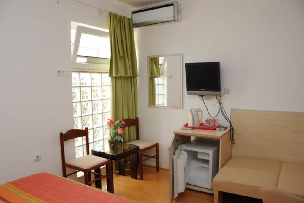 Bmv Room For 2-3 Persons Sveti Stefan Exteriör bild